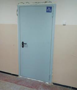 Установка дверей с доводчиком