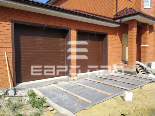 Секционные ворота RSD01 Doorhan